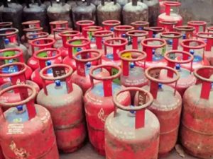 दिल्लीवालों को फिर महंगाई का करंट, 50 रुपये महंगा हुआ बिना सब्सिडी वाला गैस सिलिंडर