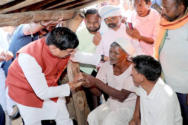 छिंदवाड़ा जिले में गुरुवार को हुई सड़क दुर्घटना में दिवंगत के परिजन को संबल योजना से भी दिये जायेंगे 4-4 लाख रुपये : मुख्यमंत्री डॉ. यादव